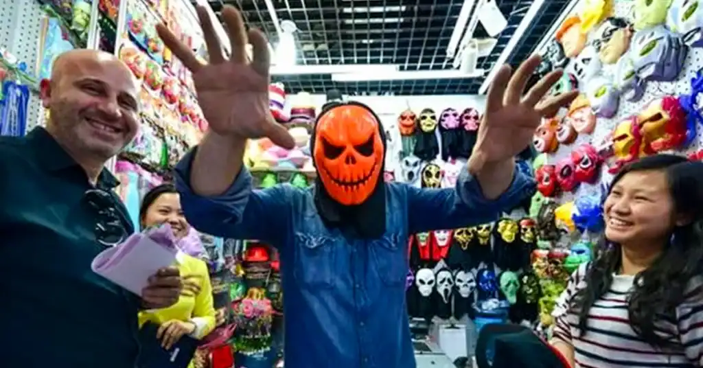 best yiwu agent assisting foreign buyer in Yiwu market halloween products shop
