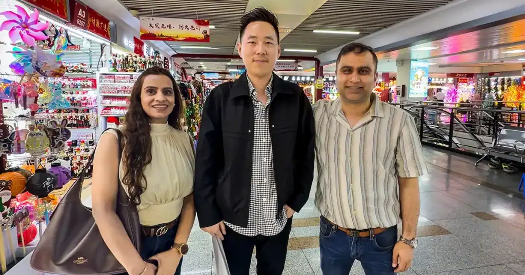 Yiwu agent with international customers in Yiwu market discussing Yiwu shipping