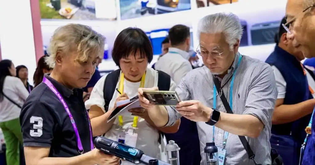 buyers sourcing suppliers in China at a wholesale trade show