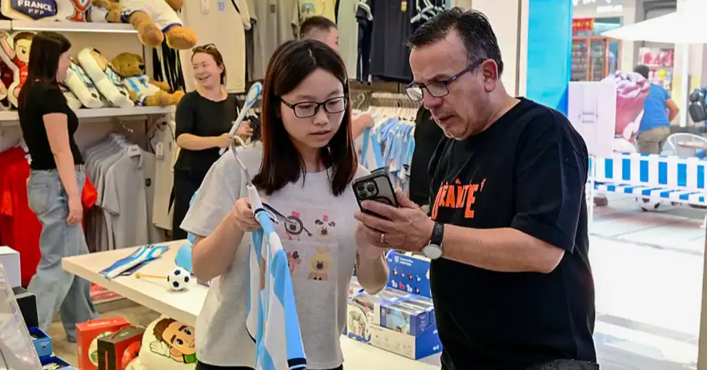 Yiwu agent reviewing supplier order evidence with overseas buyer at Yiwu Market