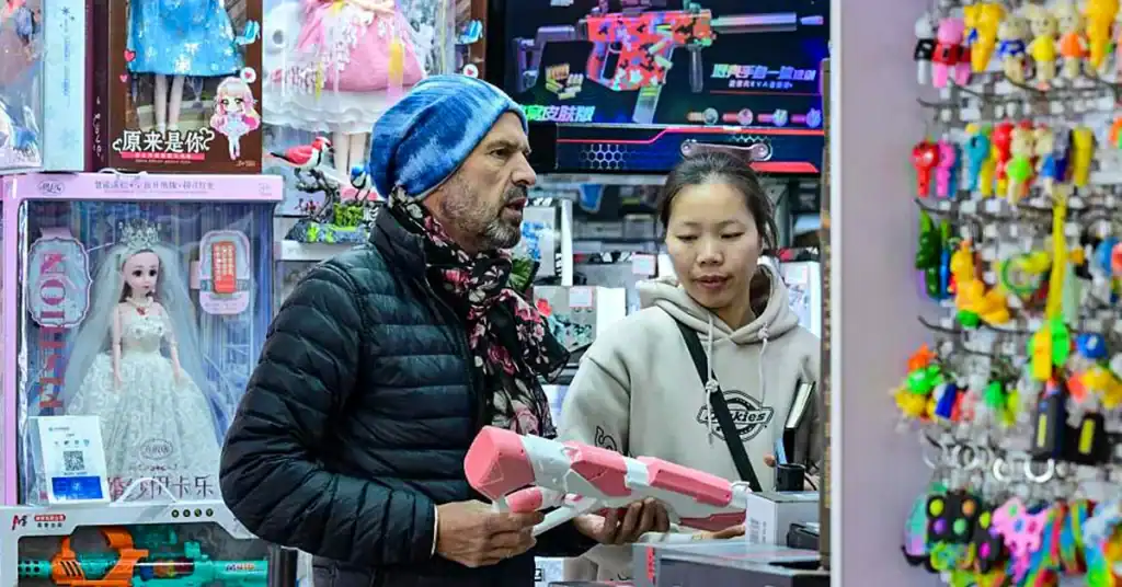 Yiwu sourcing agent discussing product quality and samples with overseas buyer in Yiwu market