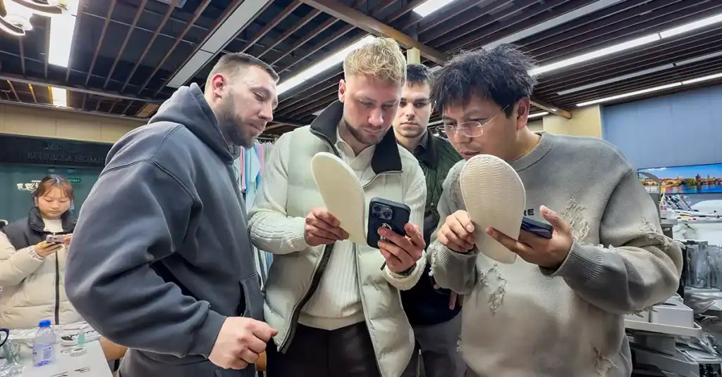 Low MOQ product sourcing inspection in Yiwu Market with buyers comparing product quality