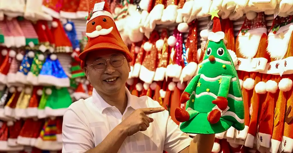 Seasonal product sourcing Yiwu market with Christmas decorations supplier