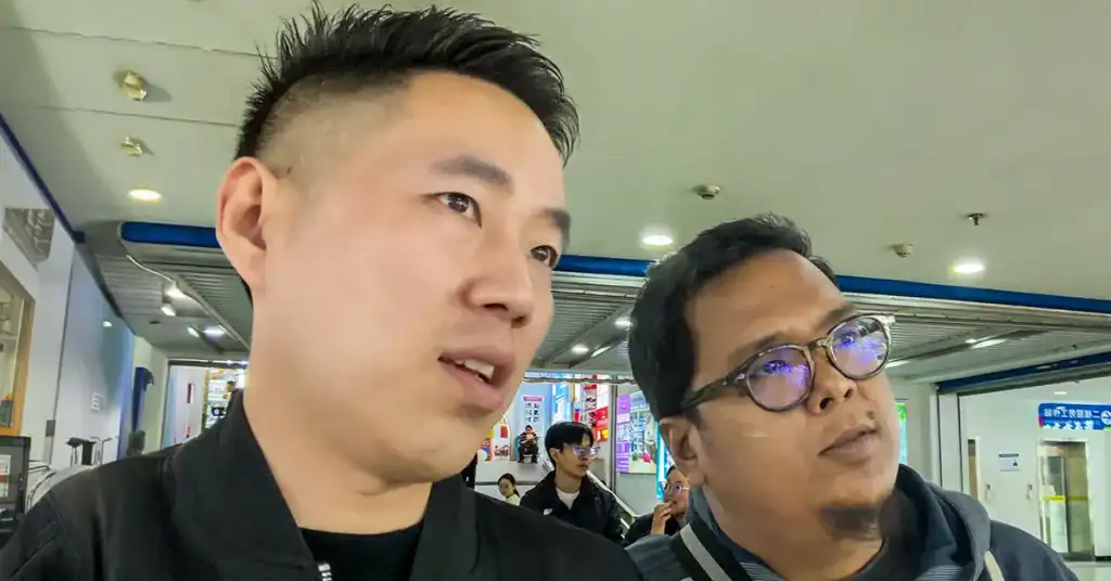 Yiwu agent helping international buyer compare buying direct from suppliers in Yiwu Market